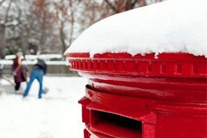 red-post-box-in-snow200x300